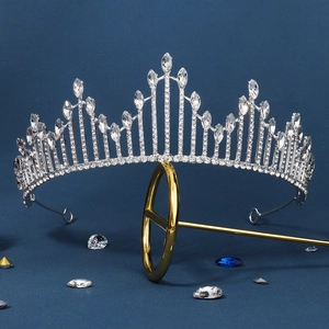 Détail de la couronne de mariée argentée avec cristaux marquise et strass sur fond bleu