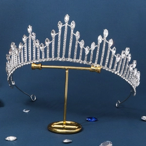 Élégante couronne de mariée avec strass scintillants sur monture en alliage argenté