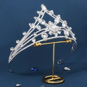 Elegante corona da sposa barocca in argento con cristalli radianti su un supporto