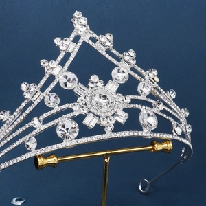 Dettaglio dei cristalli scintillanti e del metallo argento di una corona da sposa barocca