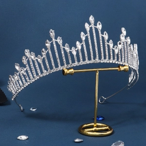 Tiara élégante en strass argenté pour mariages et fêtes sur support d'expo