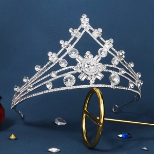 Corona da sposa barocca in argento con motivi floreali in cristallo su supporto espositivo