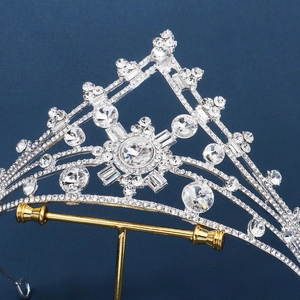 Corona da sposa barocca in argento con cristalli luccicanti su supporto professionale