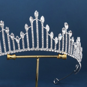 Diadème argenté élégant avec strass et cristaux sur fond bleu foncé profond
