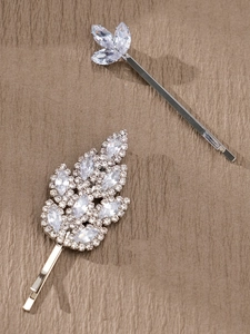 Détails macro de pinces à cheveux argentées ornées de strass étincelants en feuilles