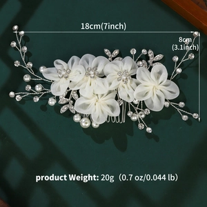 Détail d'un peigne de mariage de 18 cm avec fleurs en tulle, perles et cristaux