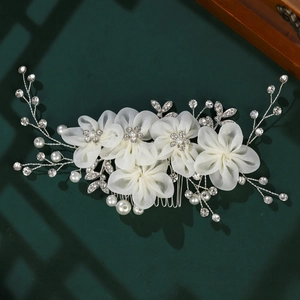 Peigne à Cheveux Fleur de Mariée en Tissu Blanc Floral Strass Künstliche Perle d'Imitation Coiffe de Mariage Accessoires Cheveux Fil d'Argent pour Femmes
