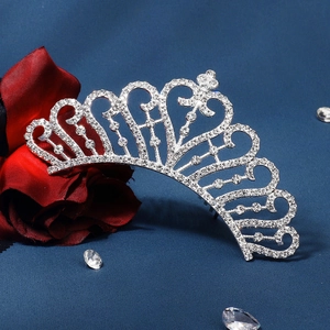 Peigne tiare de mariée en argent avec strass sur des roses rouges sur fond bleu