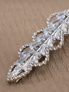 Vue macro d'une pince à cheveux feuille en cristal avec strass ronds et marquise éclatants