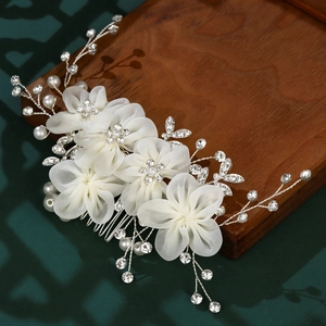 Peigne à cheveux de mariée avec fleurs en tissu blanc, perles et strass sur bois