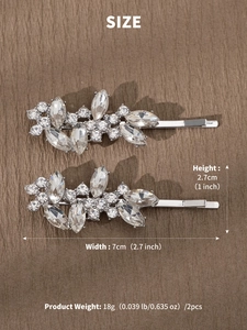 Vue détaillée de pinces à cheveux en métal argenté avec strass en forme de feuilles et fleurs