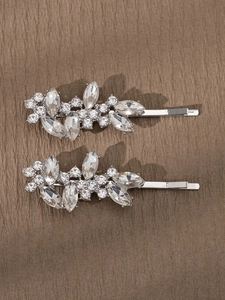 Détail de deux barrettes à cheveux feuilles argentées avec cristaux et strass brillants