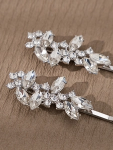 Détail des barrettes feuilles argentées avec strass brillants et finition polie