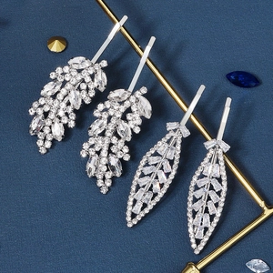 Lot de barrettes argentées élégantes en forme de feuilles avec strass et zircons brillants