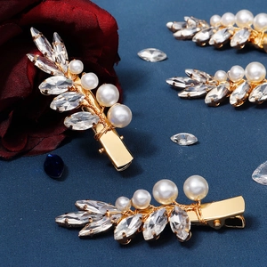 Détail de l'ensemble de barrettes à perles et cristaux avec finition dorée élégante