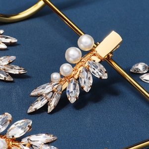 Pince à cheveux dorée élégante avec perles blanches et cristaux en motif de feuilles