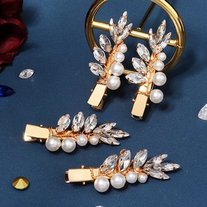 Ensemble de barrettes dorées élégantes avec perles blanches et strass brillants