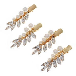 Lot de quatre barrettes dorées élégantes avec perles blanches et motifs feuilles en strass