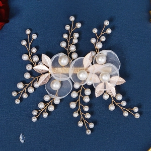 Exquisite Braut-Haarspange mit Goldblättern, weißen Netzblumen und Perlen auf Marineblau