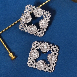 Sparkling square rhinestone shoe clips with sunflower lace pattern for bridal heels