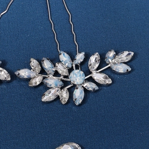 Eleganter Haarnadel aus Silber mit blauen Markis-Kristallen in dekorativer Blattform