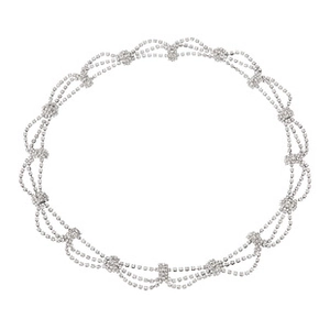 Détail d'un choker argenté à plusieurs rangs de strass avec des chaînes élégantes et des cristaux