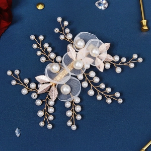 Eleganter Braut-Haarclip mit goldenen Blättern, Organzablüten und weißen Perlen