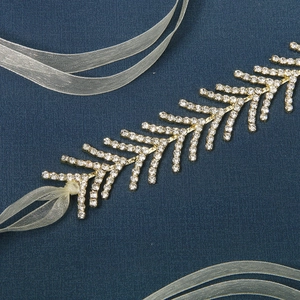 Serre-tête élégant chaîne en épi dorée avec strass brillants et rubans en mousseline blanche