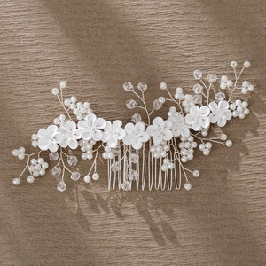Détail du peigne de mariée avec fleurs en résine, perles nacrées et cristaux sur fil