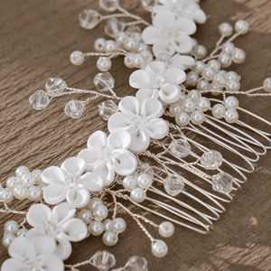 Peigne à cheveux de mariée avec fleurs en argile, perles blanches et cristal sur bois