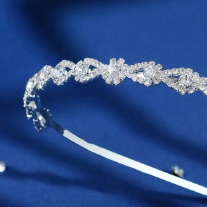 Elegant silver hairband with sparkling rhinestones in a vintage floral geometric design