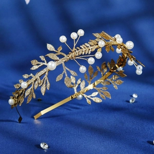Serre-tête feuilles dorées avec perles pour mariages sur fond de velours foncé