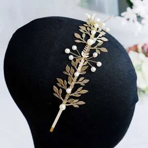 Serre-tête feuilles dorées avec perles pour mariages et soirées sur mannequin noir