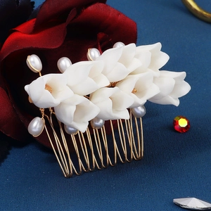 Détail du peigne à cheveux muguet avec fleurs en résine blanche et perles sur métal doré
