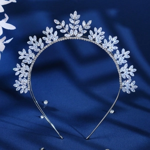 Elegante diadema de cristal con hojas plateadas y circonitas sobre terciopelo azul