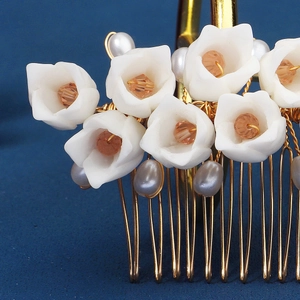 Peigne à cheveux doré fait main avec fleurs en résine, cristaux et perles blanches
