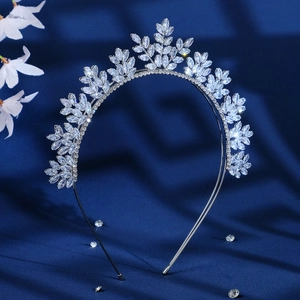 Elegante diadema corona de plata con hojas de cristal y pedrería para fiestas y bodas