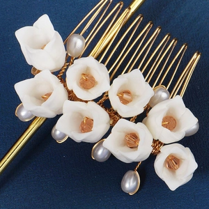 Peigne à cheveux fait main avec tulipes en résine blanche et perles sur base dorée