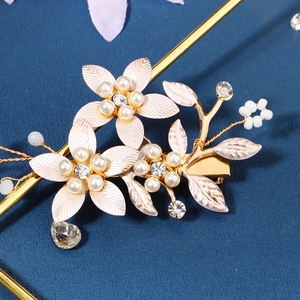 Barrette à cheveux florale faite main avec fleurs crème et perles pour coiffure mariée