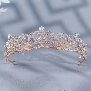 Vue détaillée d'une couronne de mariée en or rose avec des motifs de cœur en strass