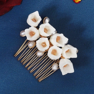 Peigne à cheveux élégant avec fleurs en résine blanche et perles sur dents métalliques