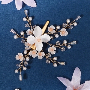 Barrette de mariée faite main avec fleurs en tissu et cristaux sur tissu bleu