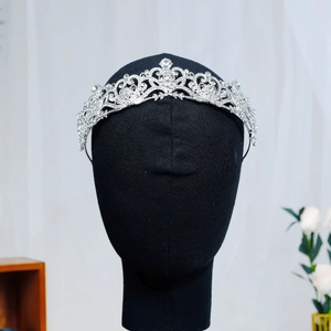 Détail de la couronne de mariée baroque argentée avec cristaux sur support en velours noir