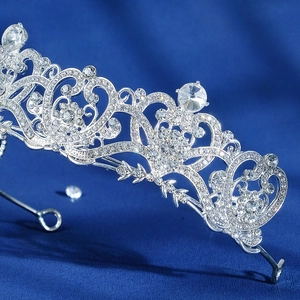 Gros plan sur une couronne de mariée baroque argentée avec motifs floraux en cristaux