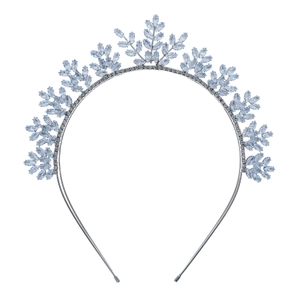 Diadema nupcial plateada con circonitas marquesa en un patrón de hojas radiantes
