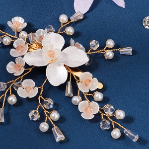 Barrette à fleurs faite main avec pétales blancs, perles et cristaux pour mariages