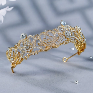 Couronne de mariée baroque dorée de luxe avec motifs évidés et strass étincelants
