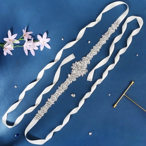 Ceinture de mariée élégante avec cristaux et perles sur ruban de satin blanc