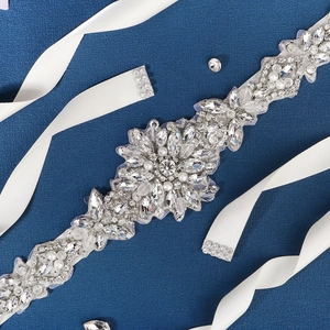 Ceinture de mariée de luxe avec perles et strass sur ruban satin pour robes de mariée