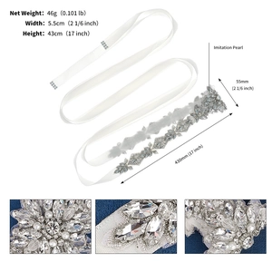 Détail de la ceinture de mariée de 43cm en strass et perles avec ruban de satin blanc